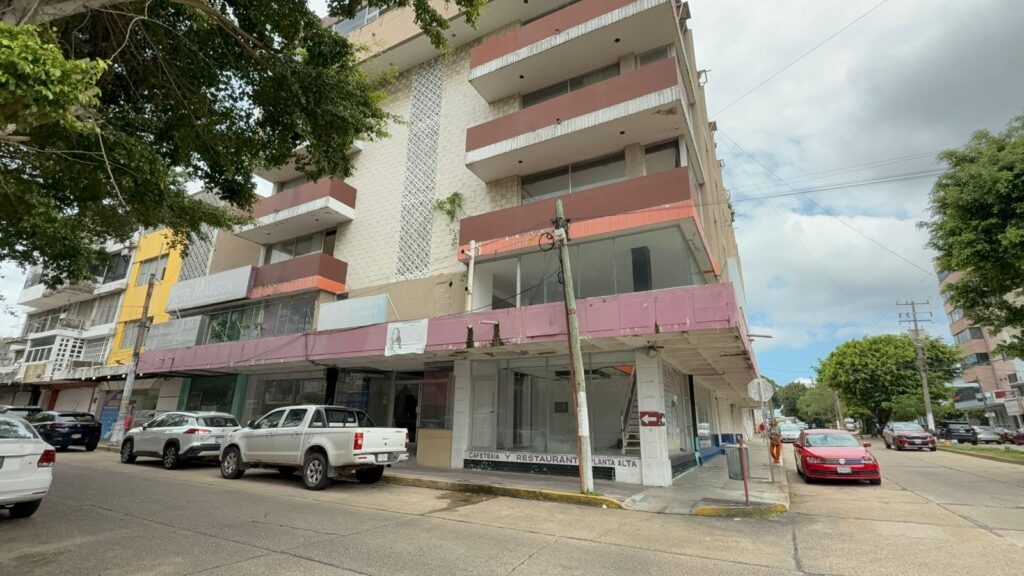 Piden vecinos del centro de Coatzacoalcos que sea clausurado el edificio abandonado del Hotel Margon, representa un riesgo