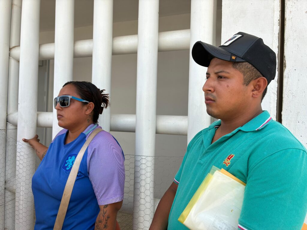 (+VIDEO) Mujer que ch0có en probable estado de ebried4d, no cubrió daños y fue puesta en libertad por la Policía Municipal de Minatitlán