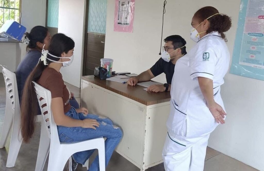 *Ya son 200 casos de diarrea y vómito en Tatahuicapan, aún no se confirma que provocó el brote pero se verifica servicio de agua*