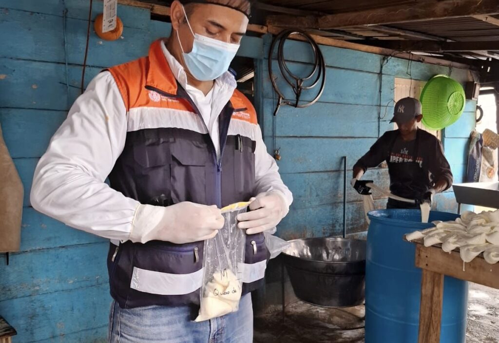 *Analizan queso, carne de res, cerdo y pollo de establecimientos de Tatahuicapan ante brote de diarrea y vómito*