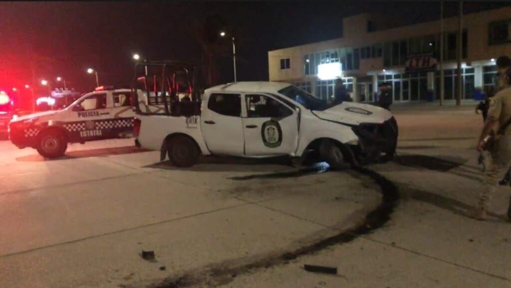 *Destroza la camioneta del IPAX en el malecón de Coatzacoalcos, la dama integrante de la corporación, presuntamente perdió el control al manejar en estado de ebriedad*