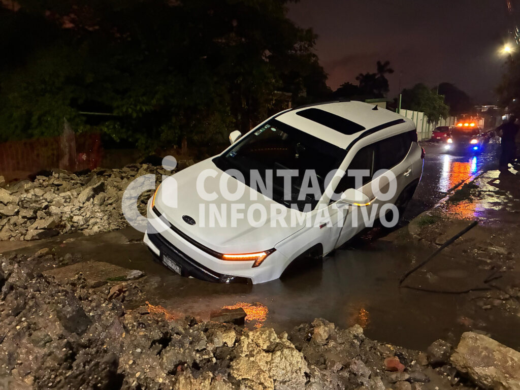 (+VIDEO) Camioneta cae en zanja de obra municipal en Minatitlán; vecinos exigen señalización
