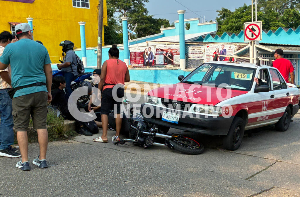 (+VIDEO) Motociclista l3sion4do tras ch0que con taxi en la colonia El Palmar