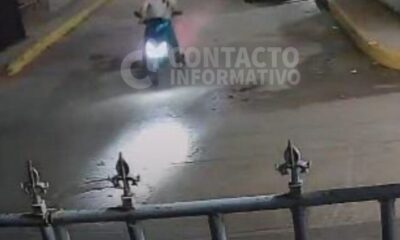 (+VIDEO) Motociclista derriba portón y huye tras impactar vivienda en Cosoleacaque, Veracruz.