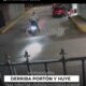 (+VIDEO) Motociclista derriba portón y huye tras impactar vivienda en Cosoleacaque, Veracruz.
