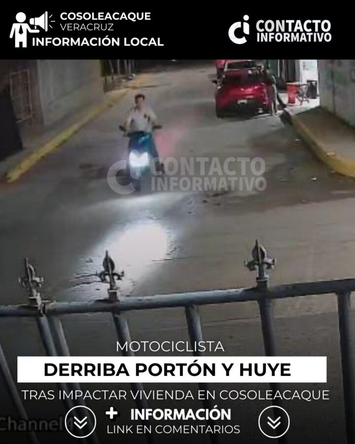 (+VIDEO) Motociclista derriba portón y huye tras impactar vivienda en Cosoleacaque, Veracruz.
