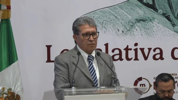 “Prefiero quedar mal con la oposición que con mi esposa”, dice Monreal sobre su viaje a España