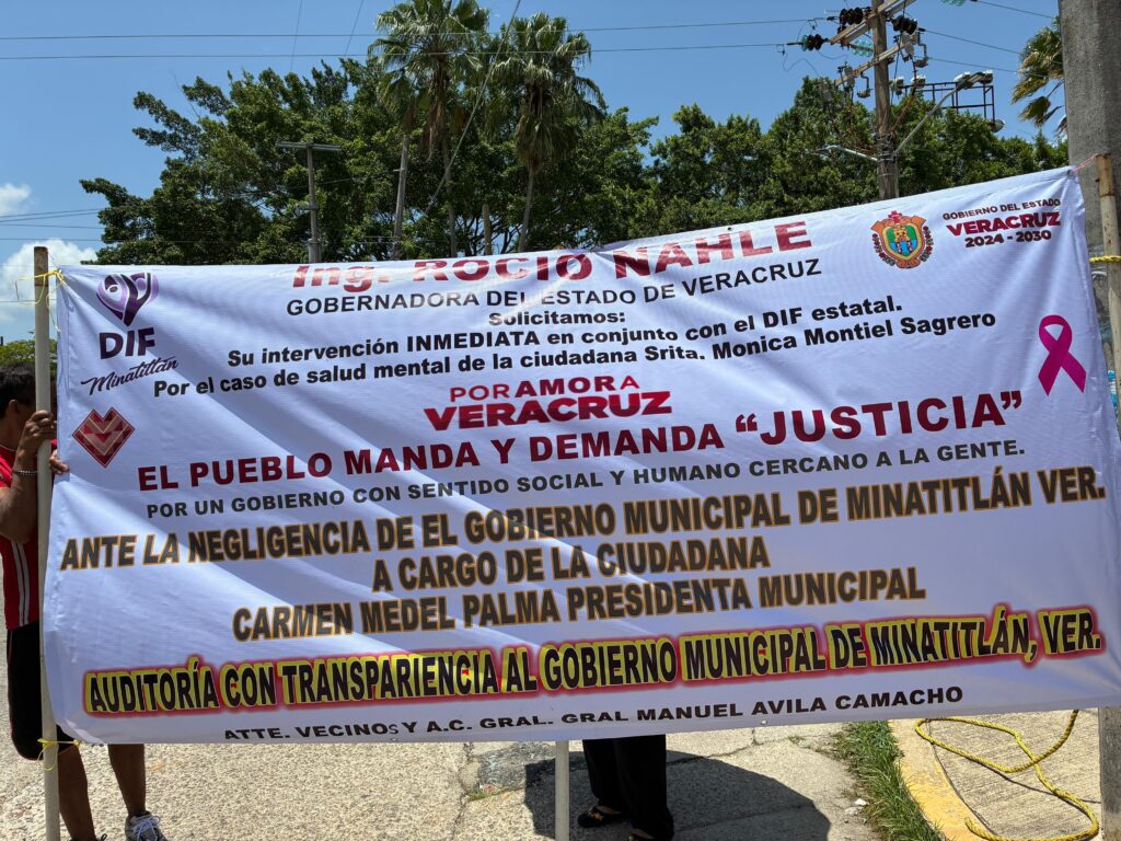 Vecinos de la Cuauhtémoc exigen apoyo para Mónica , adulta mayor con problemas de salud mental en Minatitlán