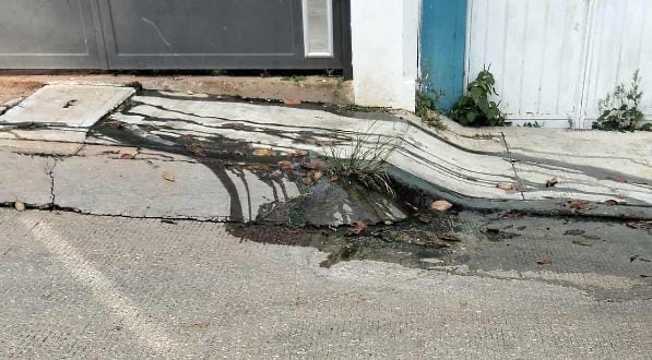 Familias de El Jagüey exigen solución a fuga de aguas negras en Minatitlán