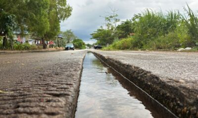 Vecinos denuncian abandono en la prolongación Zamora: fugas, baches y accidentes constantes