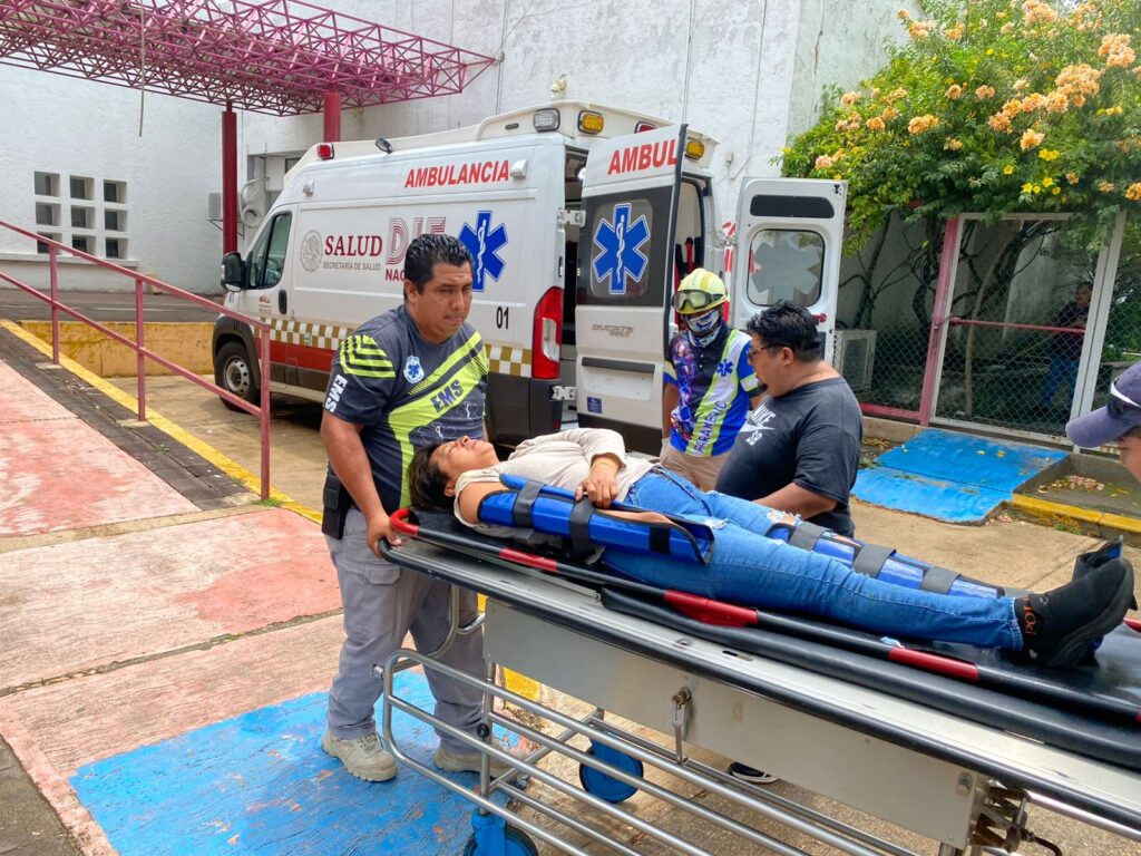 Acc!dent3 en la Acayucan-Soteapan: Cobradores en Moto Derrapan por Lluvia
