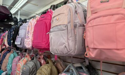 *Padres de familia van de última hora por las mochilas escolares para el inicio del ciclo escolar en Coatzacoalcos*