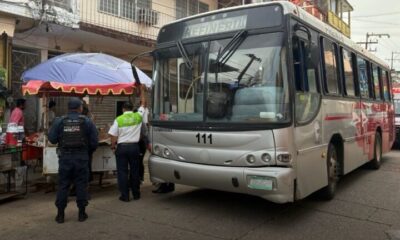 Choque con comerciante semifija reaviva el debate sobre el desorden vial en Minatitlán, Ver.