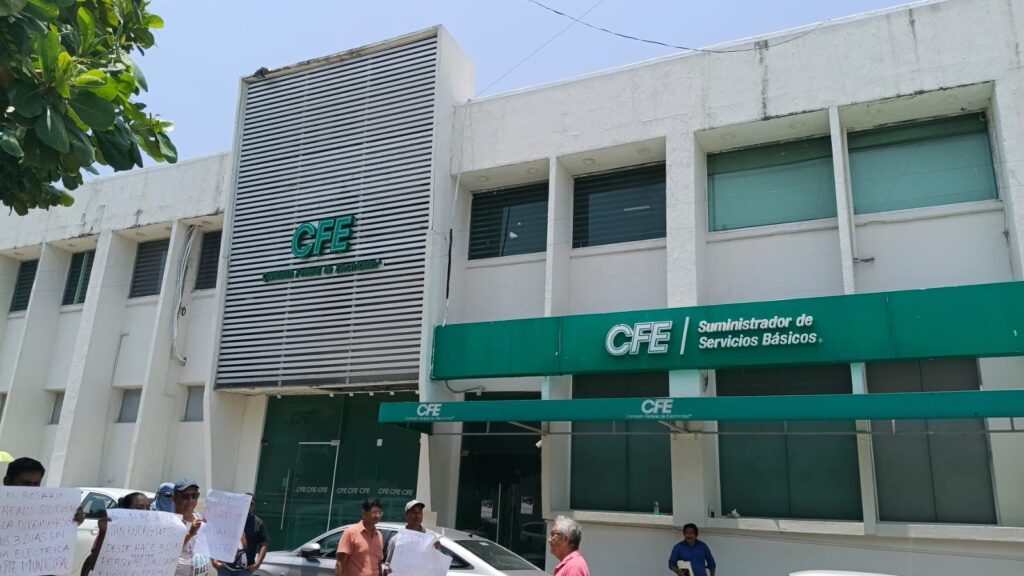 *Bloqueo en CFE de Coatzacoalcos casi termina con personas atr0pell4das y un conductor cerca de ser g0lp3ado*