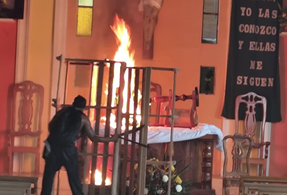 Sujeto prende fuego al interior de la iglesia de Tilapan en San Andrés Tuxtla