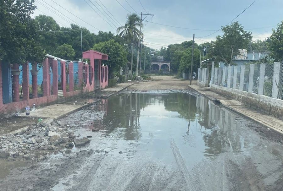 En San Antonio de la Huerta, localidad de #SantiagoTuxtla, pobladores establecen cobro a automovilistas para dejarlos acceder
