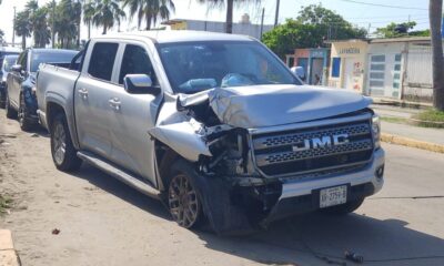 *Pierde el control de su camioneta y se estr3lla contra dos postes sobre la avenida Juan Osorio López de Coatzacoalcos*
