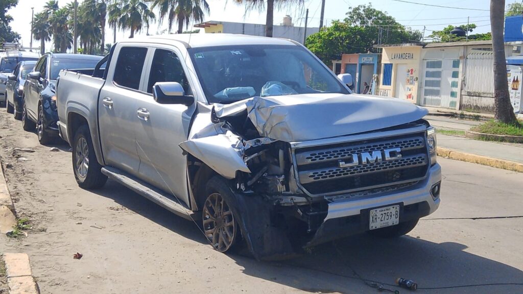 *Pierde el control de su camioneta y se estr3lla contra dos postes sobre la avenida Juan Osorio López de Coatzacoalcos*