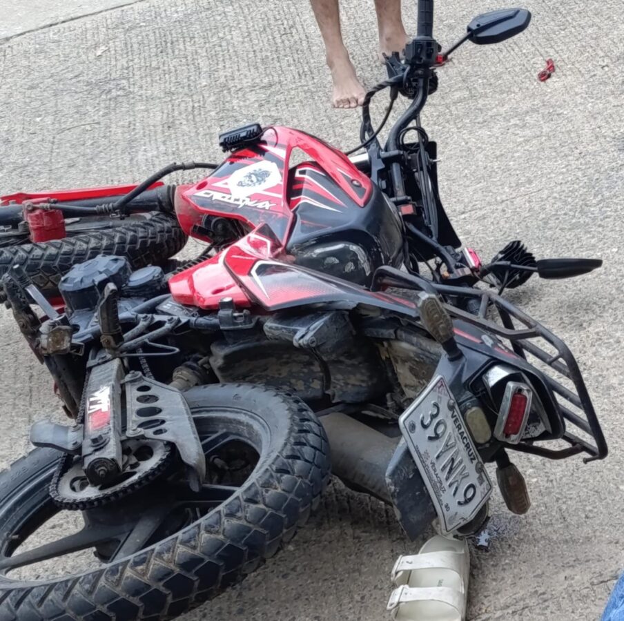 Un l3sion4do por gr4ve acc!dent3 en moto, en Cosoleacaque.