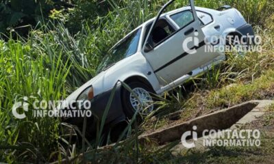 (+VIDEO) Vehículo termina en zanja frente al C-4 de Cosoleacaque