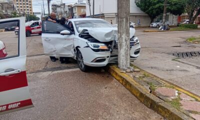 *Fuerte accidente por no respetar preferencia dejó cuantiosos daños materiales en el centro de Coatzacoalcos*