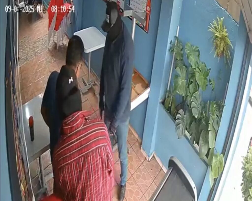 *As4lto v!ol3nto en Coatzacoalcos: hombres arm4d0s irrumpen en taquería y despojan a cliente de todas sus pertenencias*