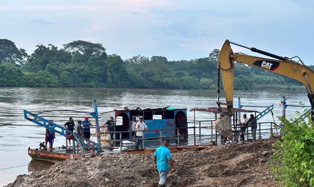 *Rescatan transbordador que se hundió en Hidalgotitlán*