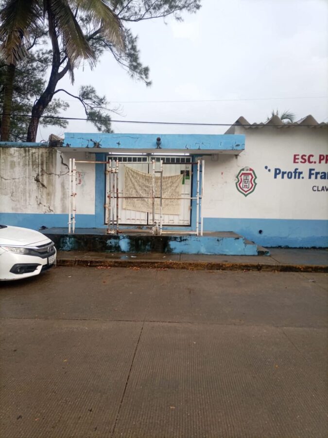 *Dejan nueva lona con mensajes de am3naz4s en escuela primaria de Coatzacoalcos, autoridades educativas suspenden clases*