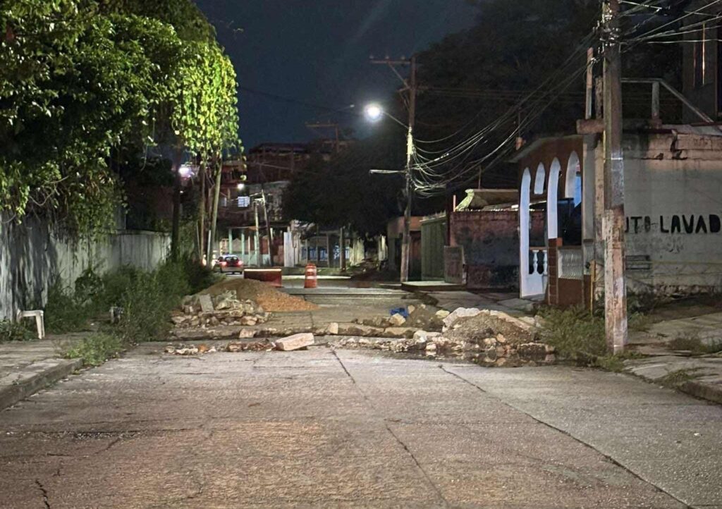 Calles destrozadas en la Obrera generan molestia y riesgos a vecinos