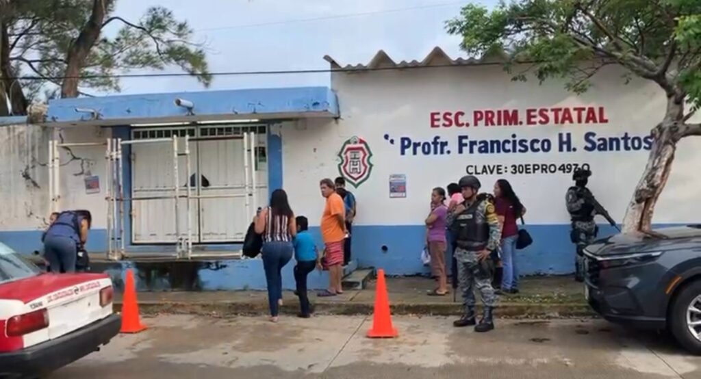 *Regresan a clases en la escuela primaria H. Santos de Coatzacoalcos, tras colocación de lona con amenazas*