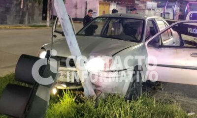 Conductor choca contra semáforo en el Bulevar Instituto Tecnológico