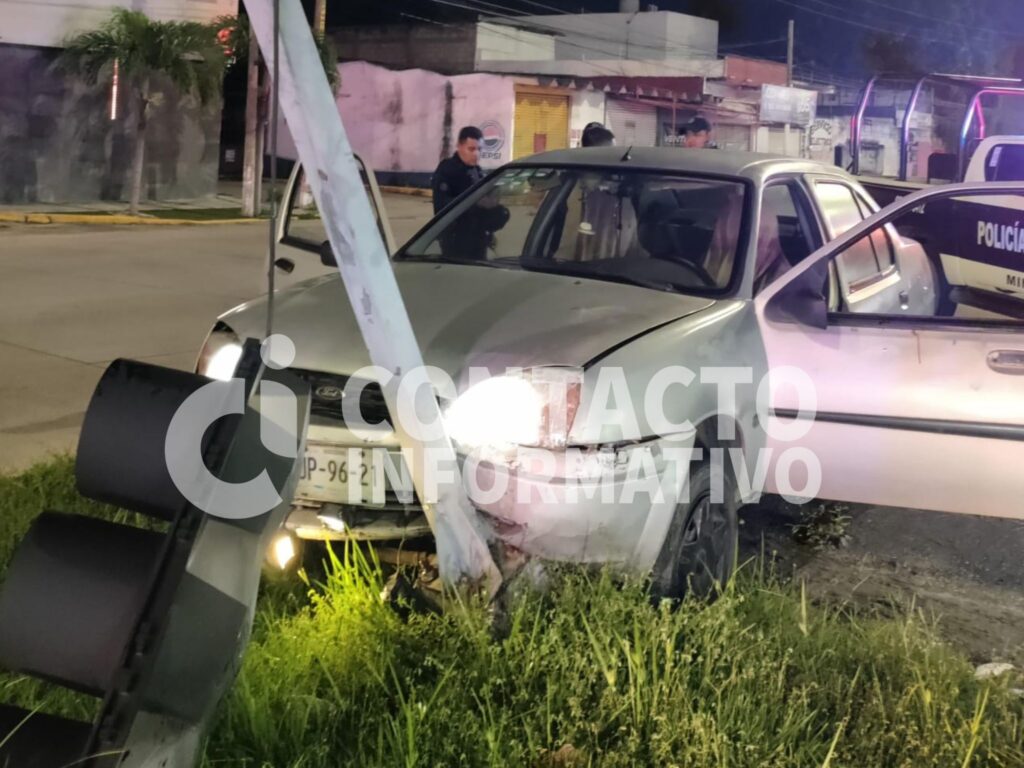 Conductor choca contra semáforo en el Bulevar Instituto Tecnológico