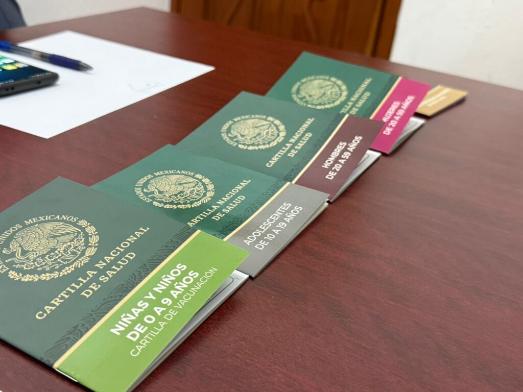 *La aplicación de vacunas es previene enfermedades, llama sector salud en Coatzacoalcos a contar con su cartilla nacional de vacunación desde niños hasta adultos*