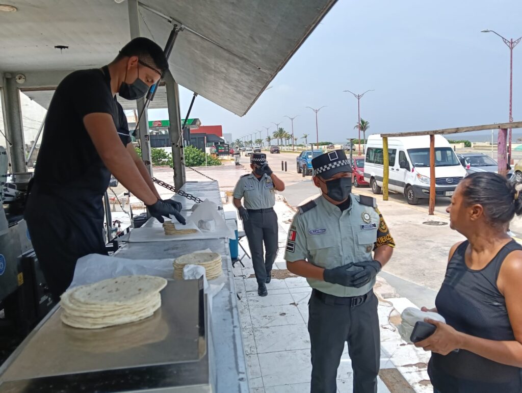 *En medio de críticas, regala la Guardia Nacional casi 300 kilogramos de tortilla en el malecón de Coatzacoalcos*