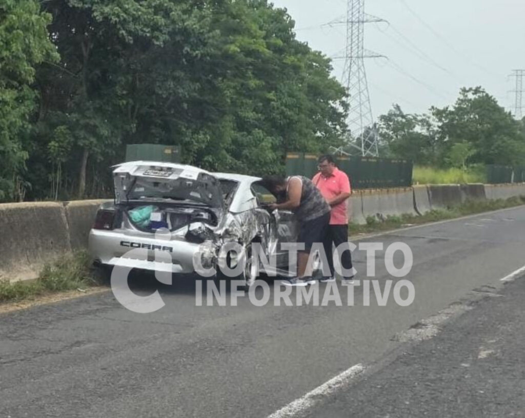 Ch0que entre tráiler y Mustang en la autopista Cosoleacaque–Nuevo Teapa