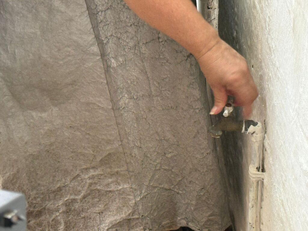 *Vecinos de la Esfuerzo de los Hermanos del Trabajo, piden agilizar trabajos de mantenimiento de fuga que los dejó sin agua desde hace una semana*