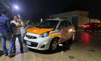 Acc!d3nte de motocicleta deja a un l3sion4do y daños en un taxi en Acayucan.