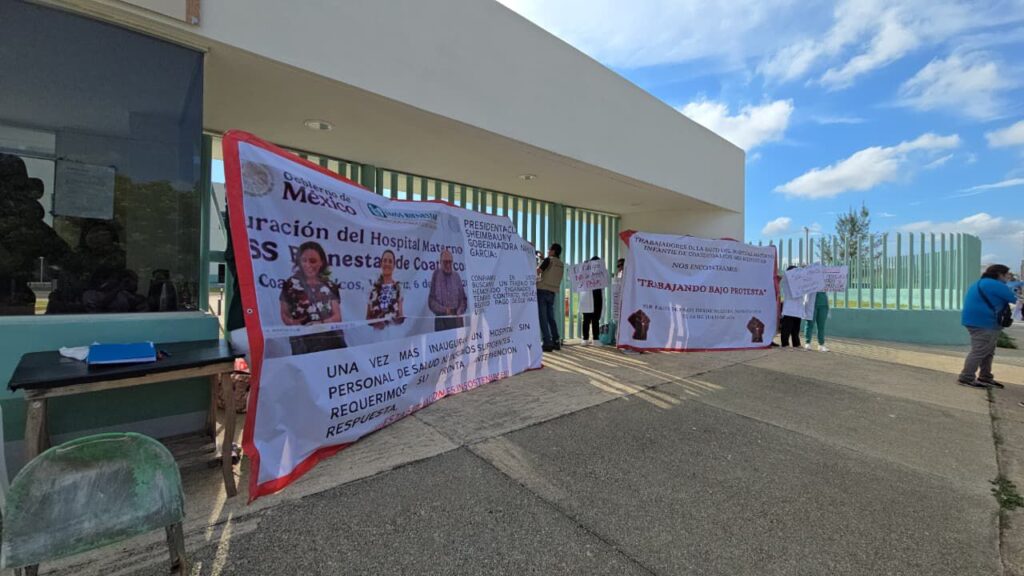 Protestan trabajadores del Hospital Materno Infantil IMSS-Bienestar en Coatzacoalcos