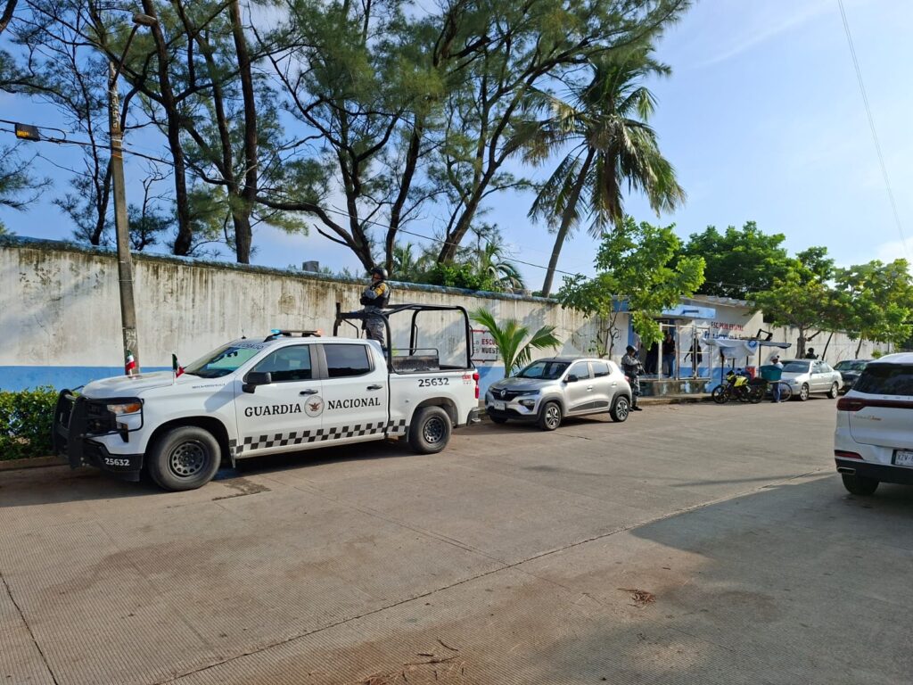 *Padres de la primaria Francisco H. Santos de Coatzacoalcos, temen por la seguridad de sus hijos, por ello habrá clases hasta el lunes 29 de septiembre*