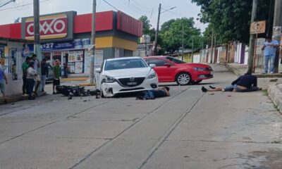Gr4ve acc!dent3 en Minatitlán: jóvenes motociclistas esperan más de una hora tirados en el pavimento sin atención médica