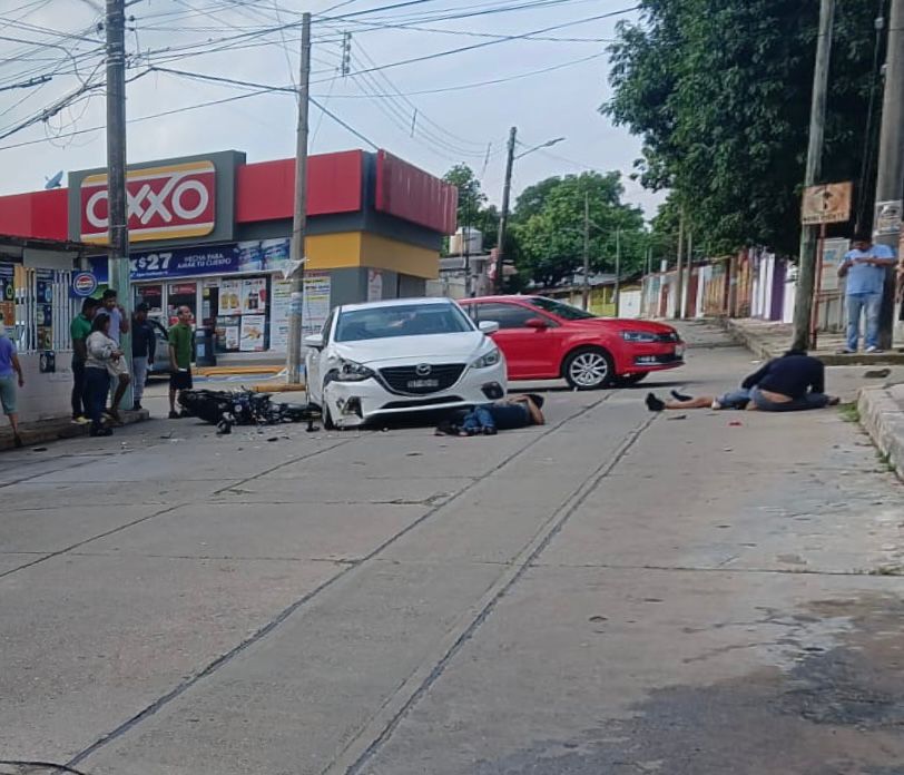 Gr4ve acc!dent3 en Minatitlán: jóvenes motociclistas esperan más de una hora tirados en el pavimento sin atención médica