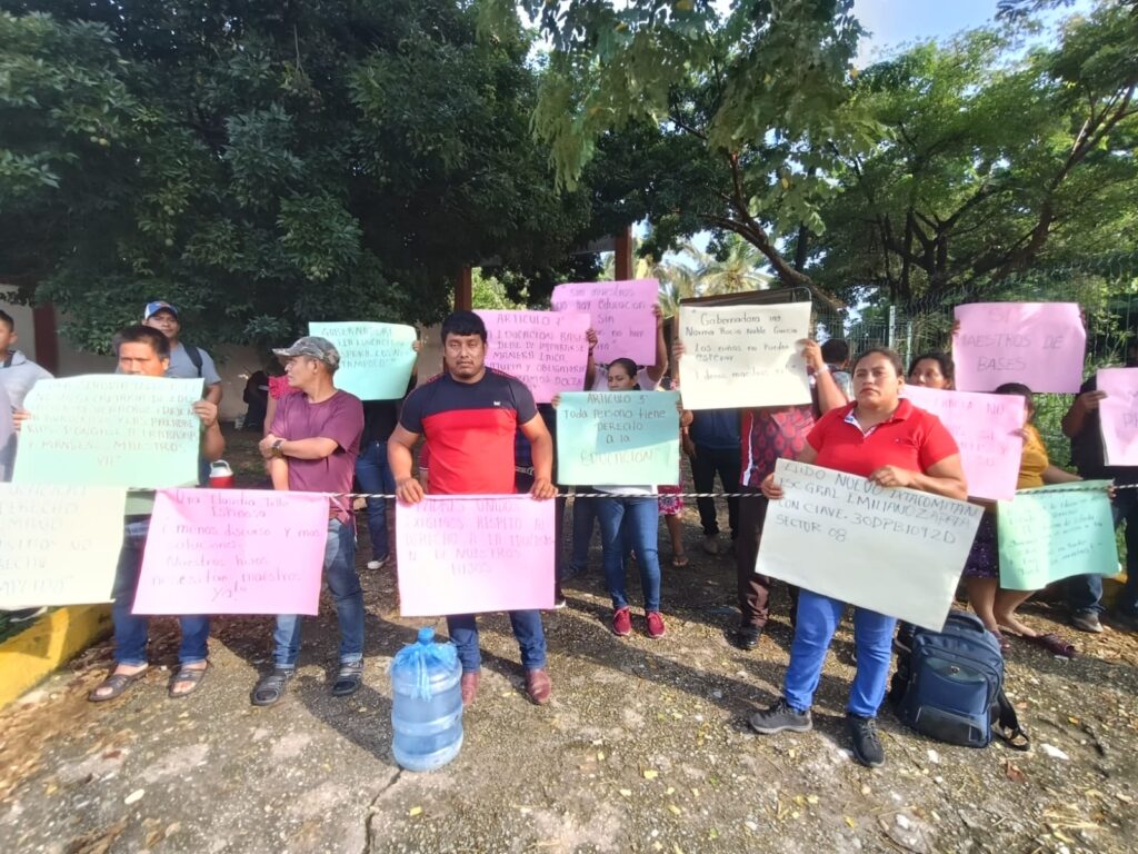*Desde Las Choapas, padres de familia de dos primarias tomaron las instalaciones de la SEV en Coatzacoalcos, sus hijos no han tenido clases porque no hay maestros*