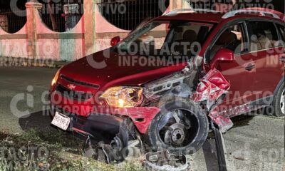 Camioneta se impacta contra camellón en la colonia Cuauhtémoc; no hubo lesionados