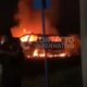 (+VIDEO) Camioneta termina calcinada en la colonia Patria Libre; vecinos señalan incendio intencional