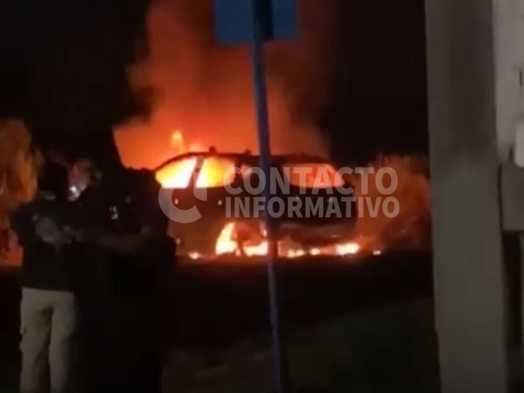 (+VIDEO) Camioneta termina calcinada en la colonia Patria Libre; vecinos señalan incendio intencional