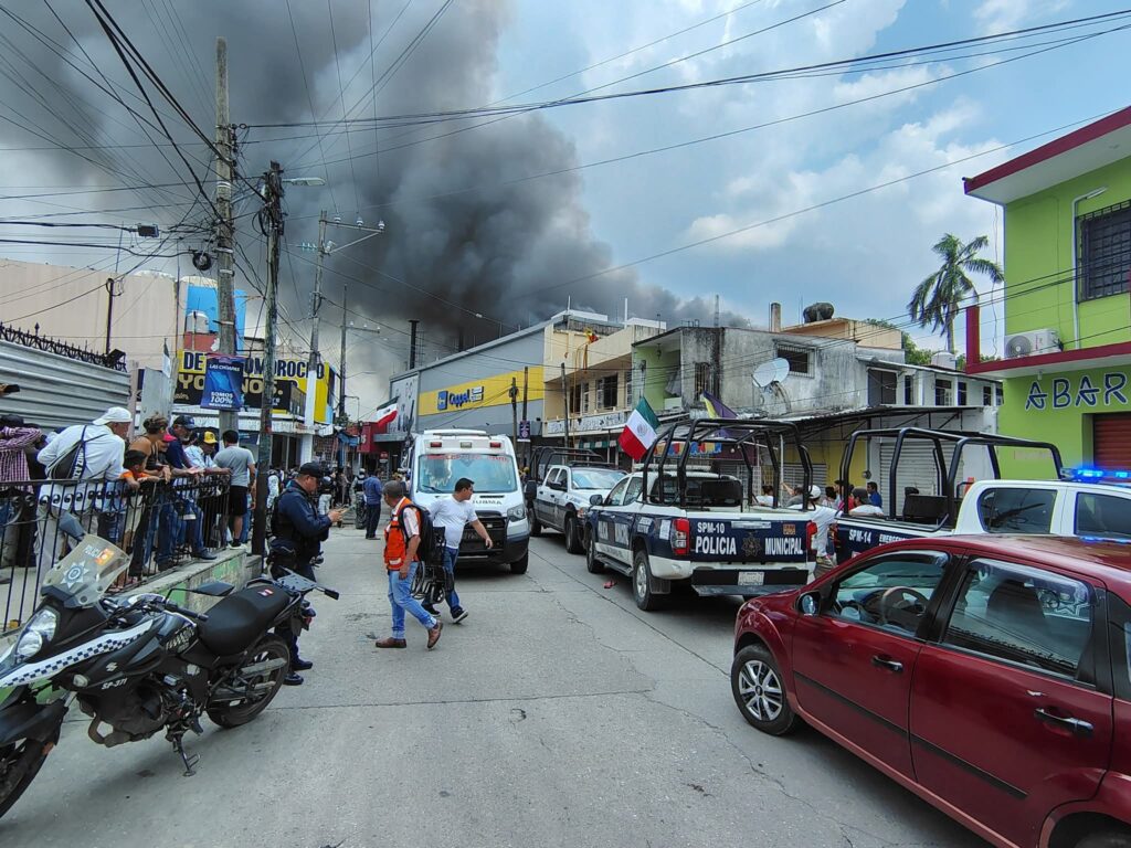 Incendio en tienda Coppel de Las Choapas  deja dos heridos graves y colapso de techo