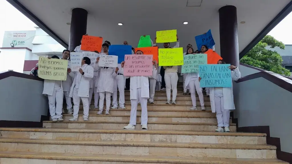 Médicos  se manifiestan en el Hospital Regional por falta de insumos y material de protección