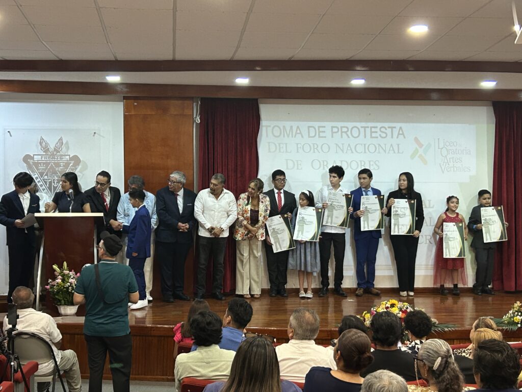 Se gradúan 16 alumnos del Liceo de Oratoria y Artes Verbales en Minatitlán