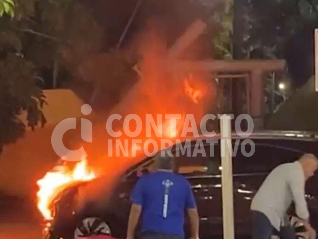 Camioneta se incendia en la colonia Petrolera