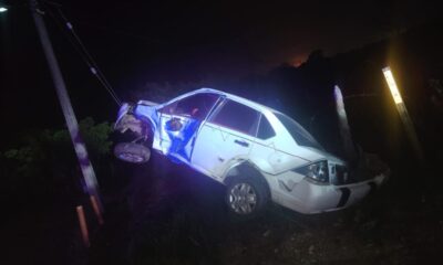 Aparatoso choque en la carretera antigua Canticas; auto queda trepado en tensores de poste de CFE